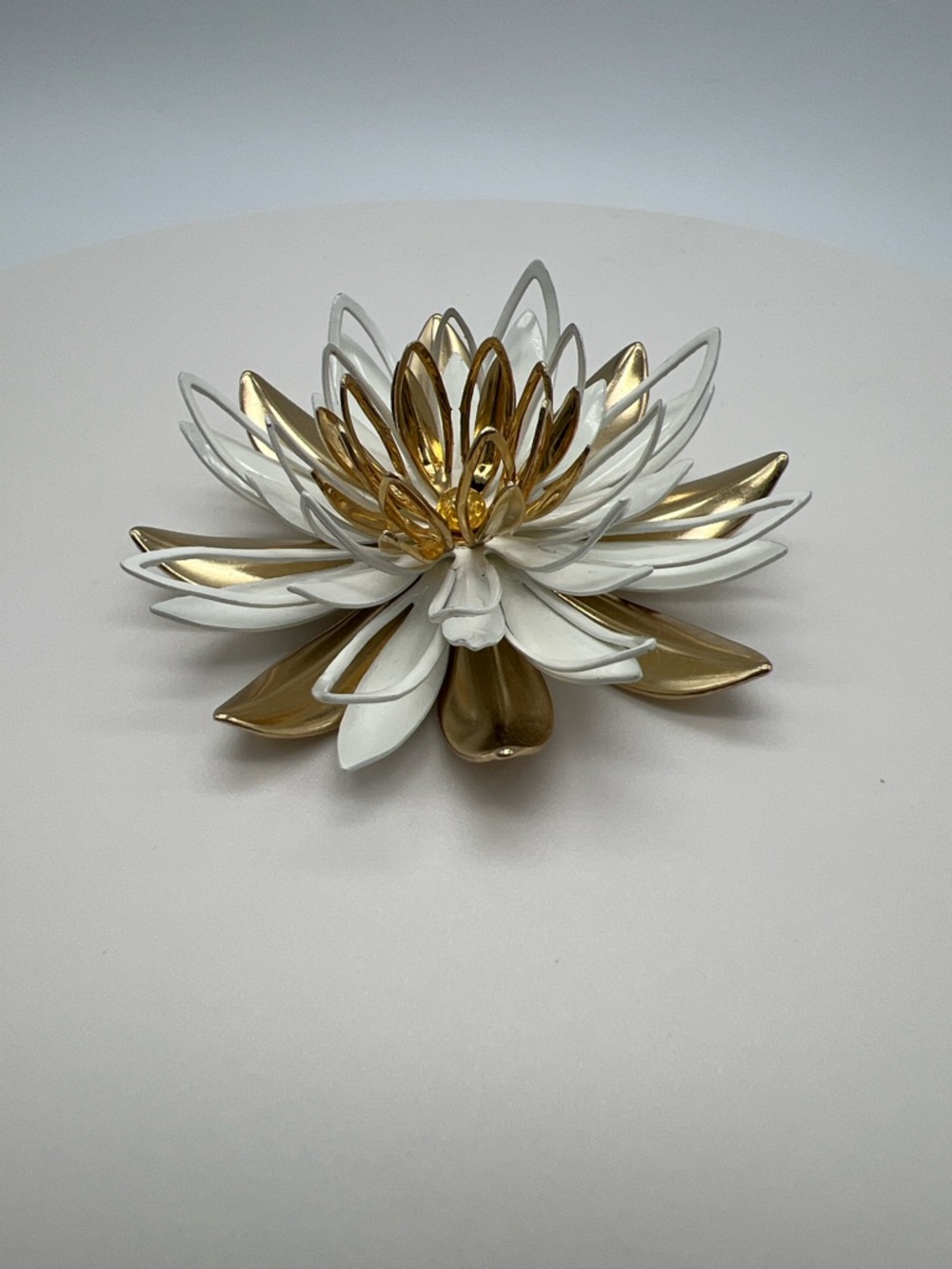 VTG Sarah Coventry Gold & White Floral Statement Brooch with Golden Centre - Picture 2 of 7